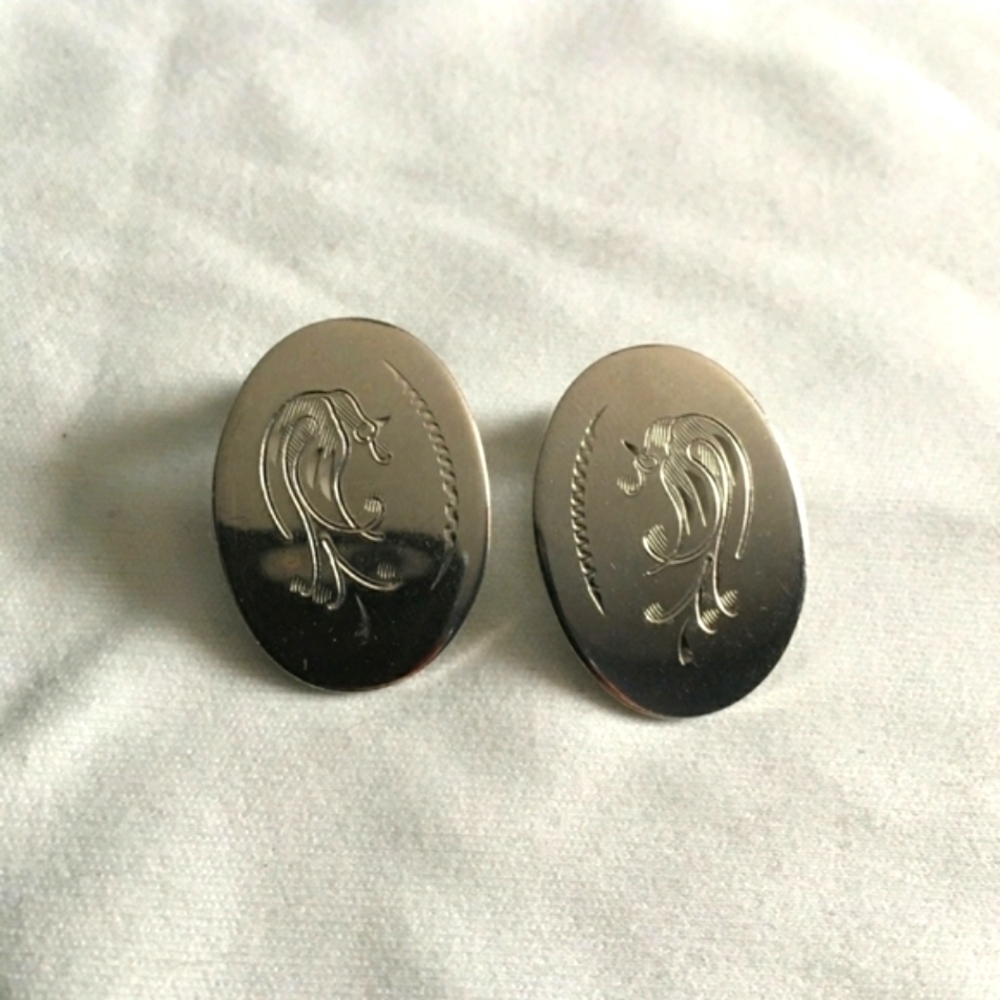 🆕️VINTAGE CLIP ON EARRINGS!B1
